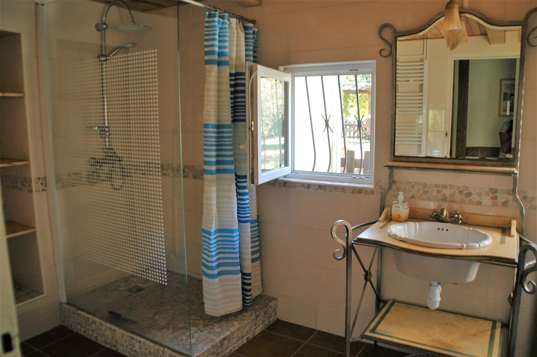 Salle de bain gîte 5 camping Univers Roussel