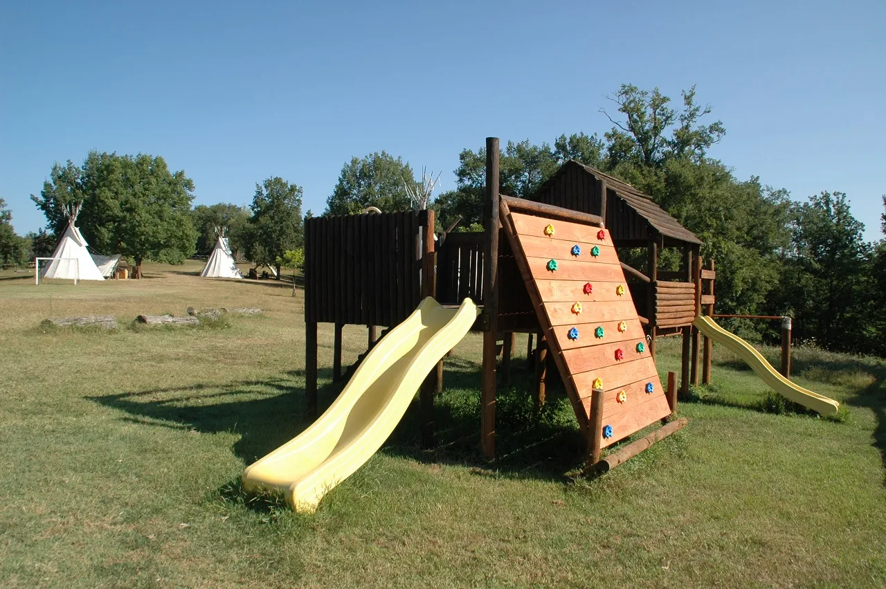 Aire de jeux camping Univers Roussel