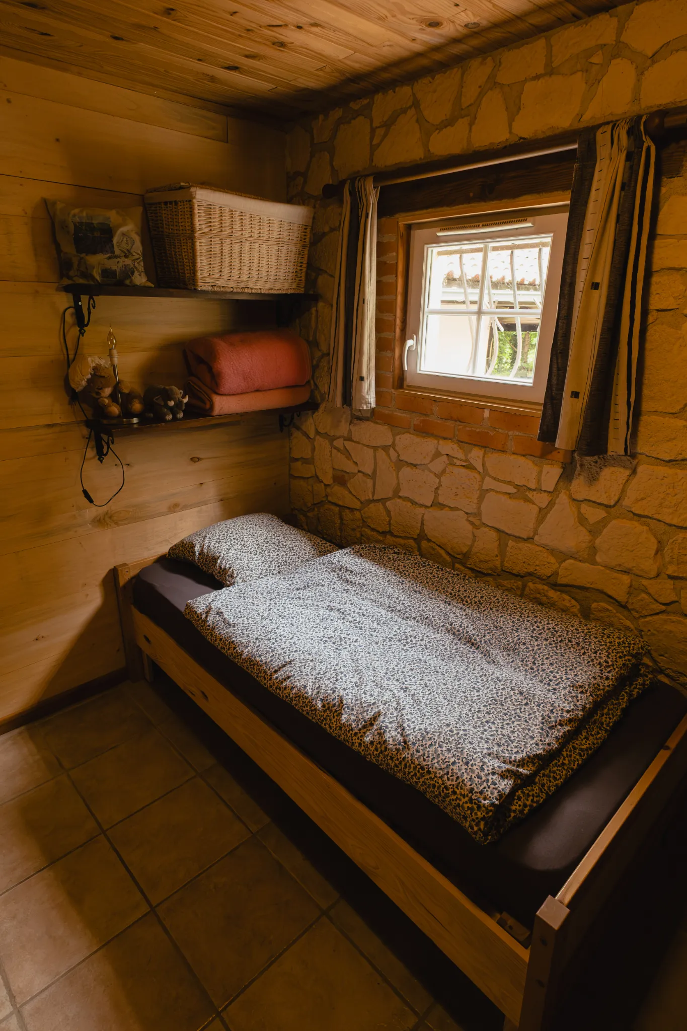 Lit simple chambre enfant gîte 4