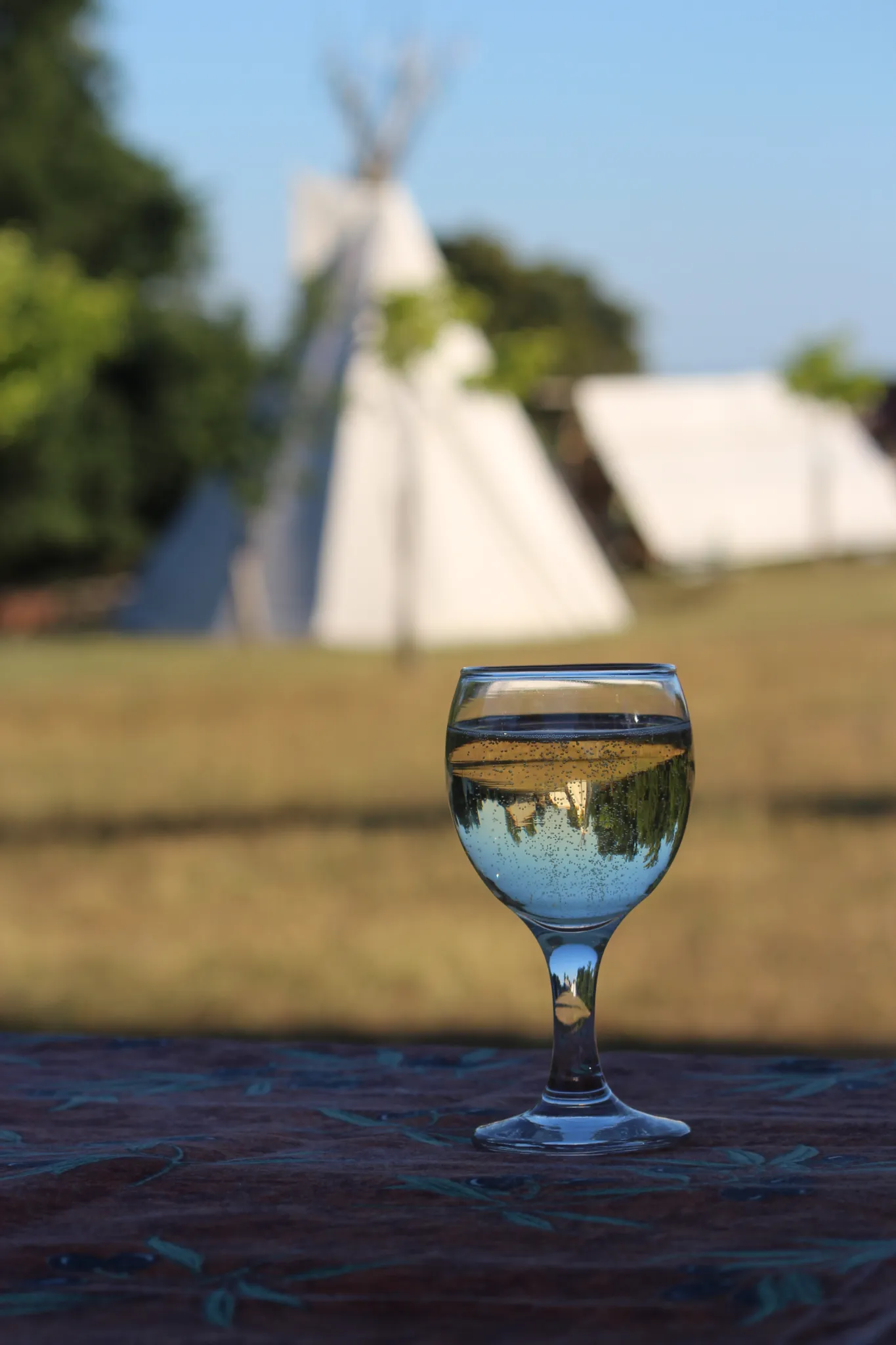 tipi et verre de vin