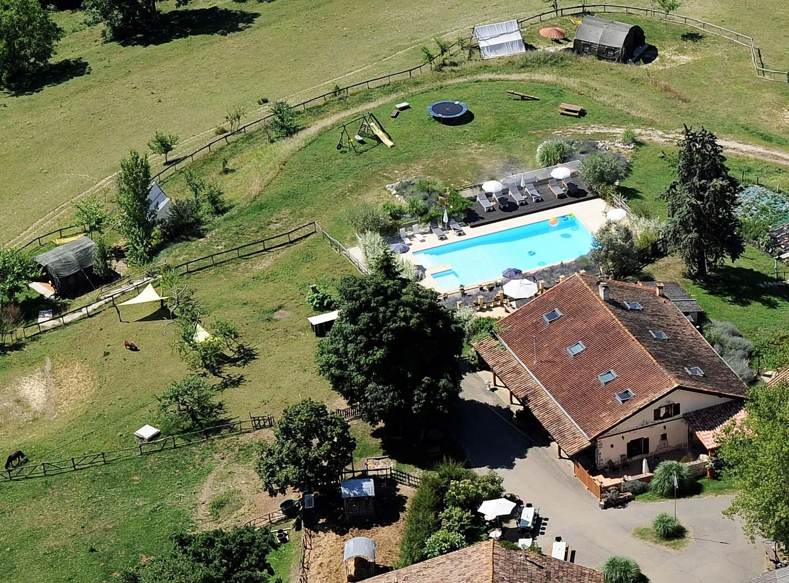 piscine et tentes d'arc pris du ciel